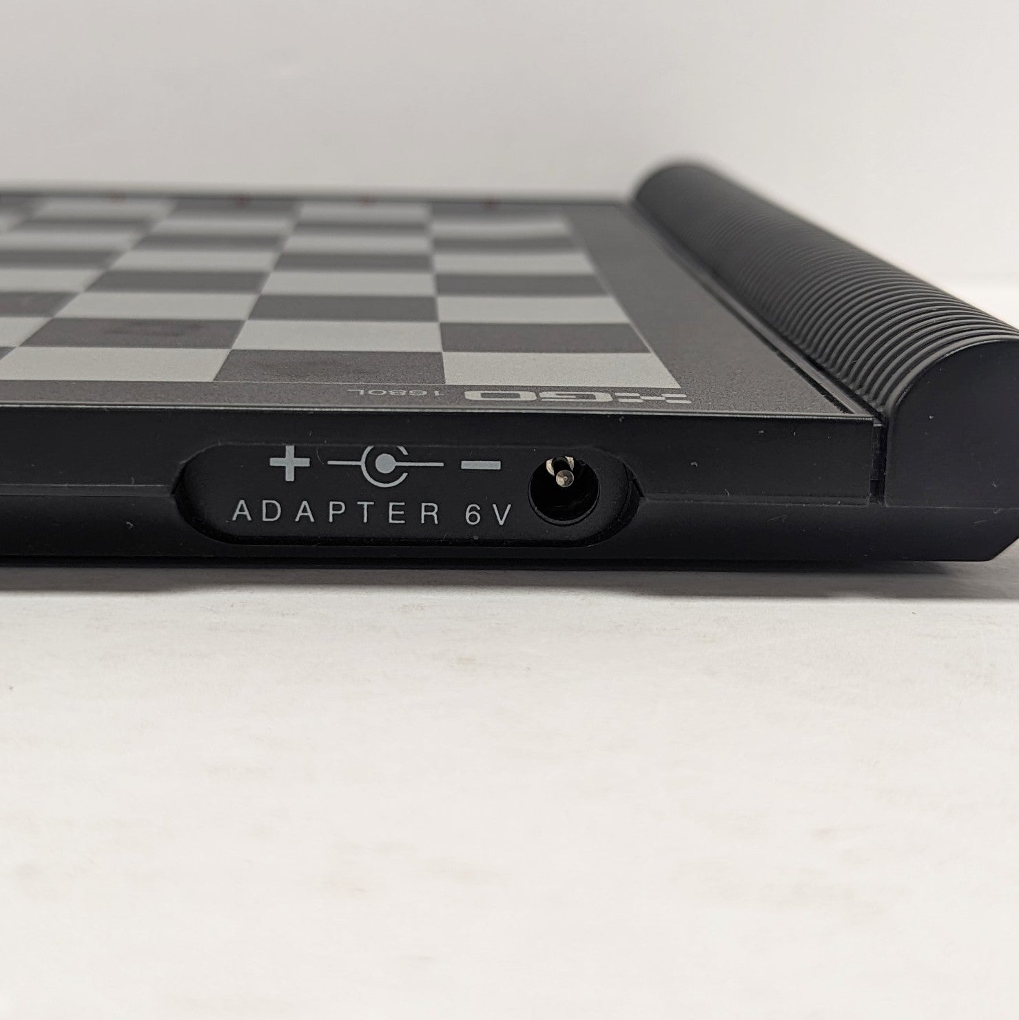 Radio Shack / XGO - Ordinateur d'échecs sensoriel 1680L (multilingue) (utilisé)