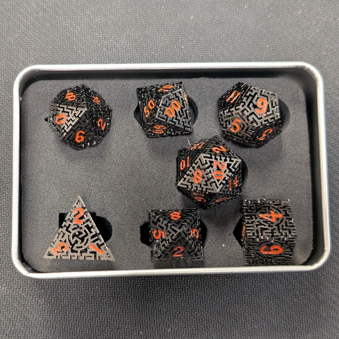 Ensemble de 7 dés creux en métal - Labyrinthe Noir/Rouge
