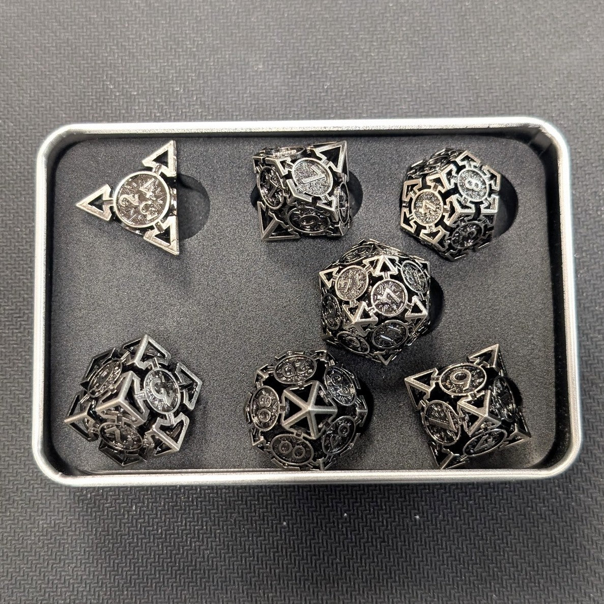Ensemble de 7 dés en métal creux - Noir