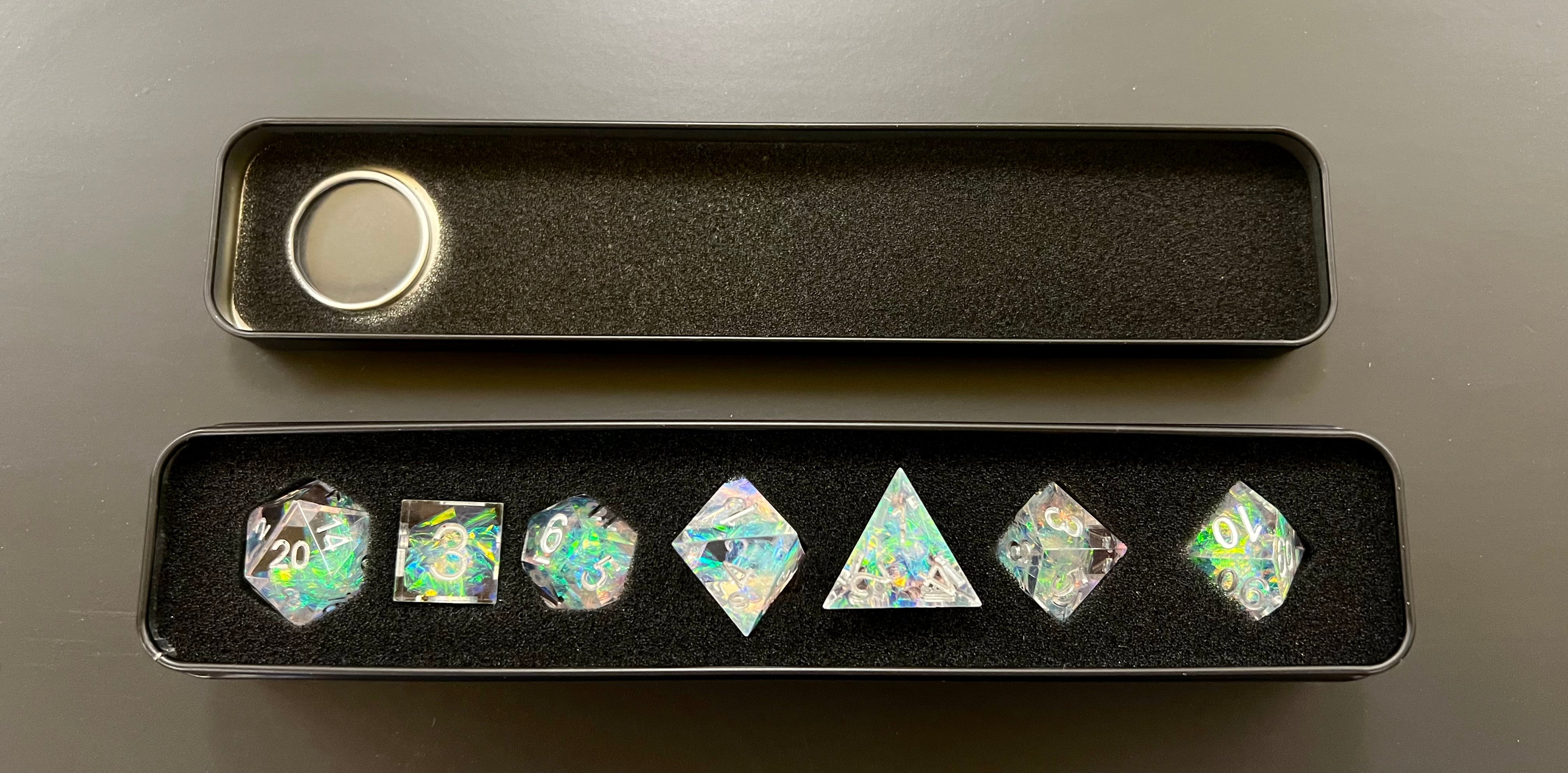 Ensemble de 7 dés Sharp Cut en résine - Orange irisé et translucide