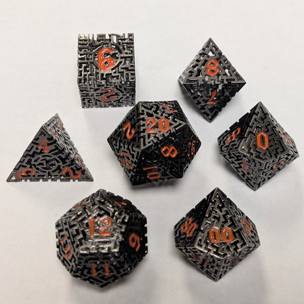 Ensemble de 7 dés creux en métal - Labyrinthe Noir/Rouge