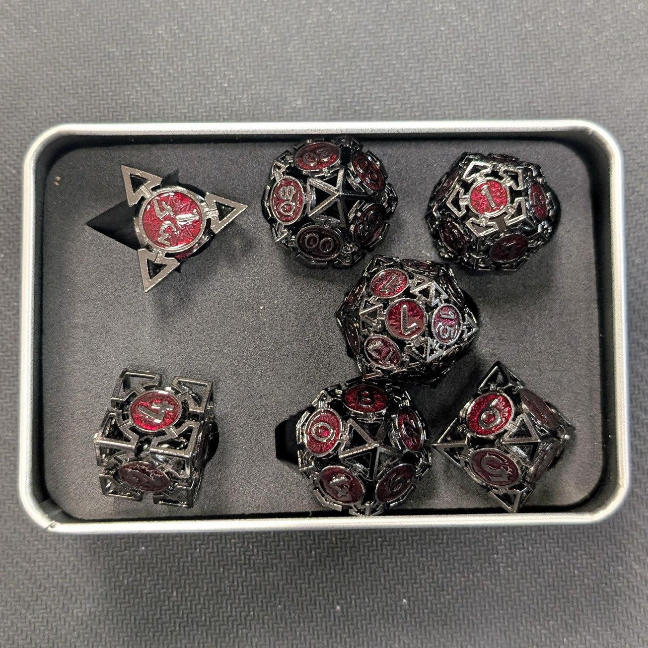 Ensemble de 7 dés creux en métal - Noir/Rouge