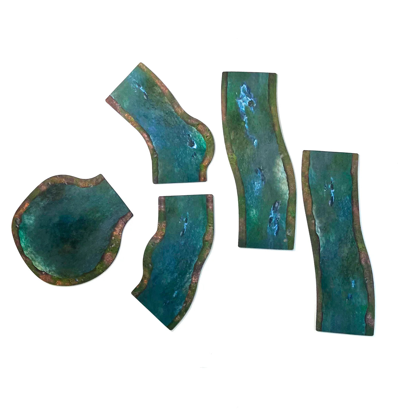 Paysages monstrueux : rivières et routes herbeuses